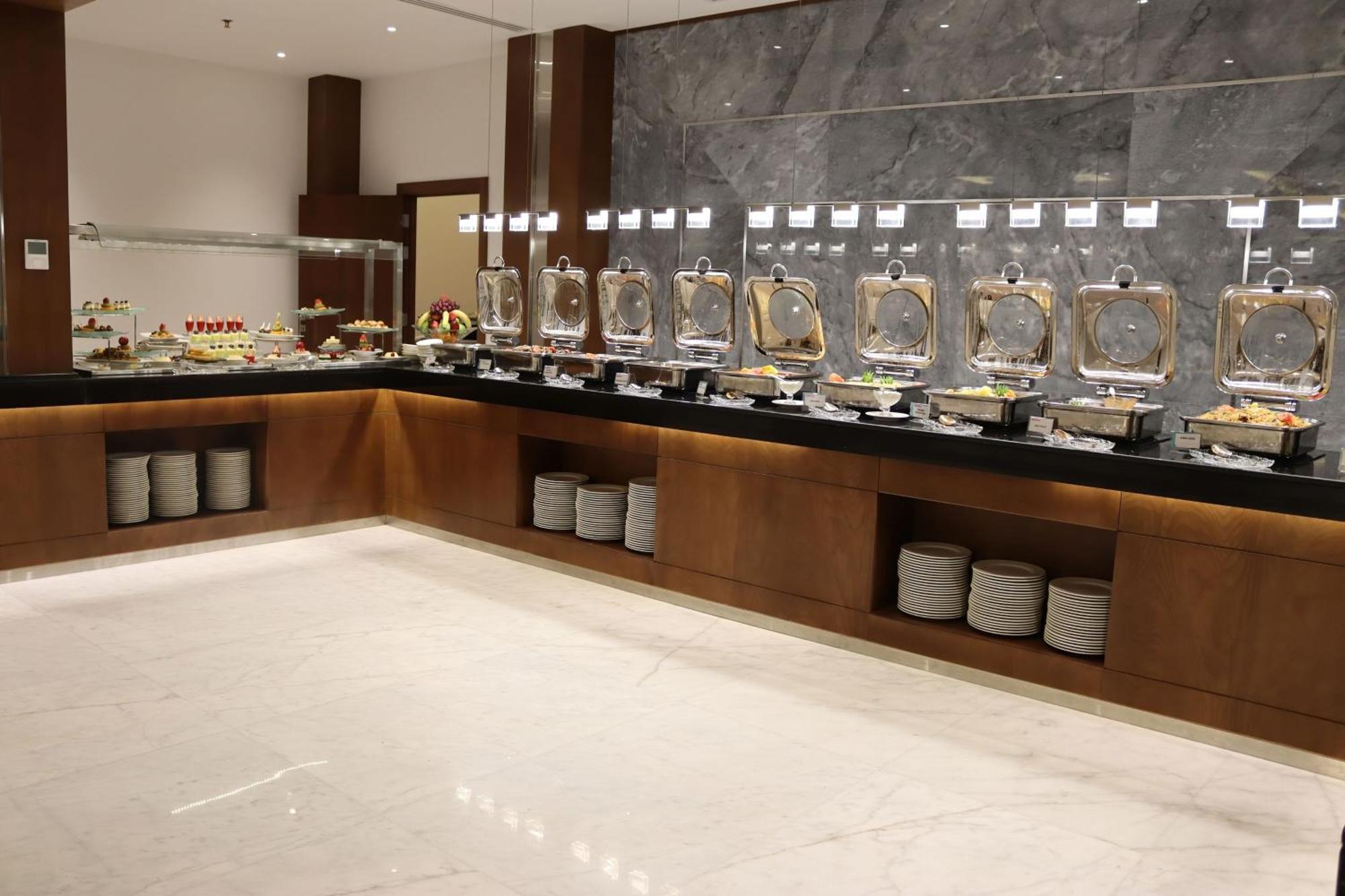 Le Meridien Medina Kültér fotó A buffet at a hotel