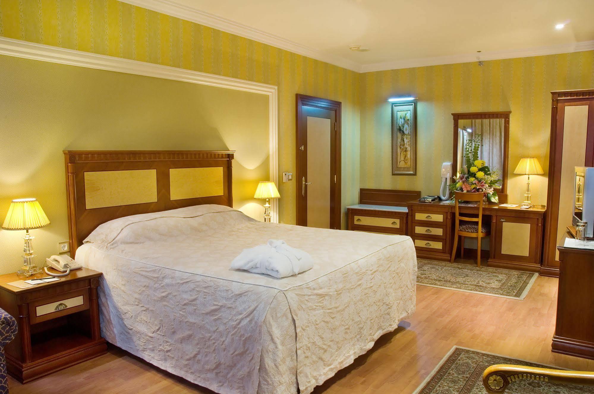 Le Meridien Medina Kültér fotó A room at the hotel