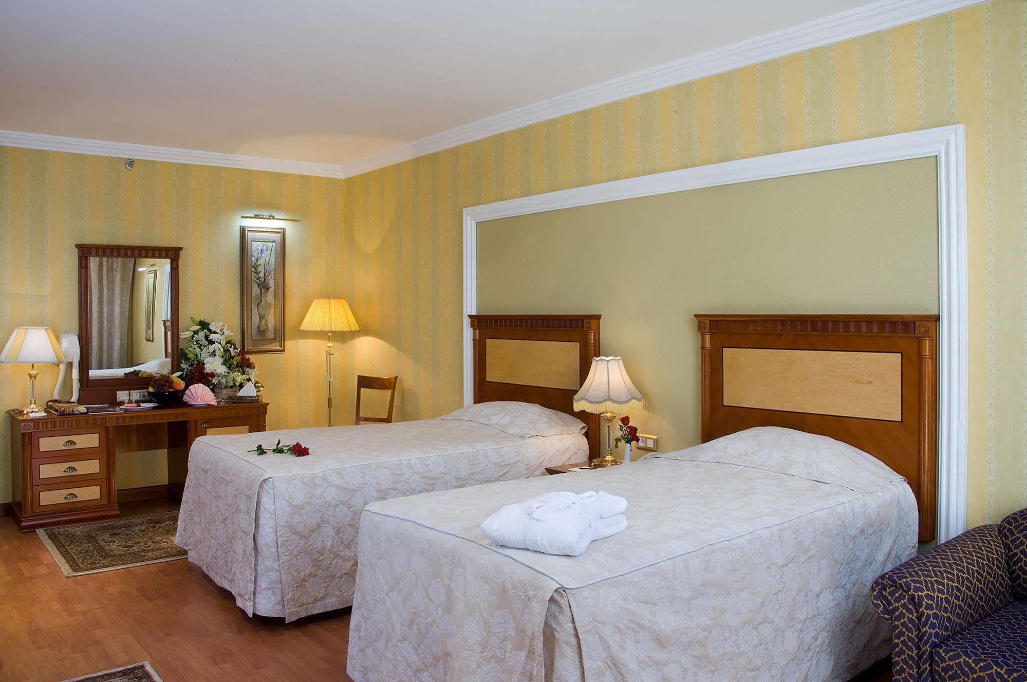 Le Meridien Medina Kültér fotó A room at the hotel
